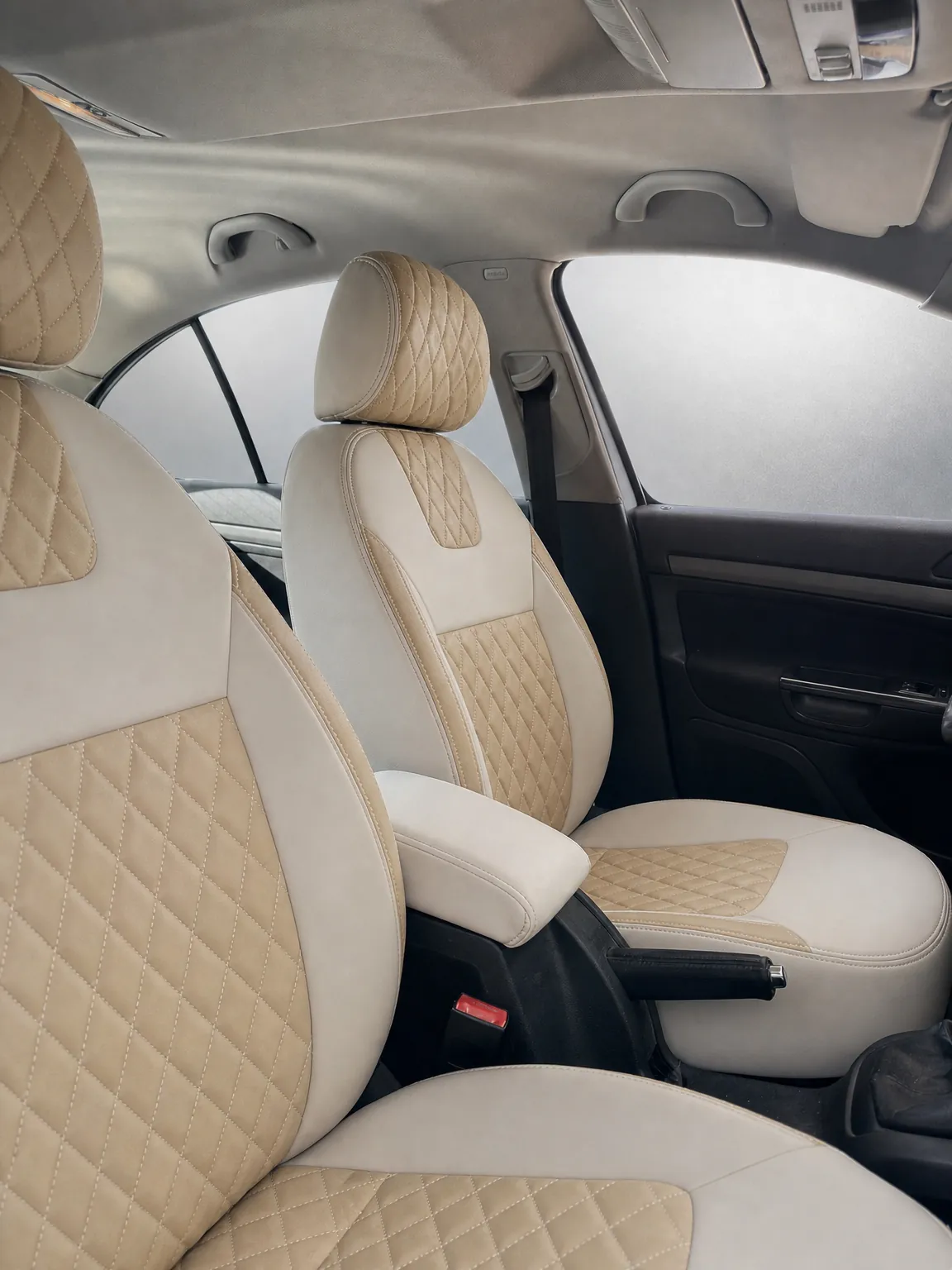 Skoda Octavia koltuk kılıfı, gri-bej kapitone kumaş, ön koltuklar (2004-2013)
