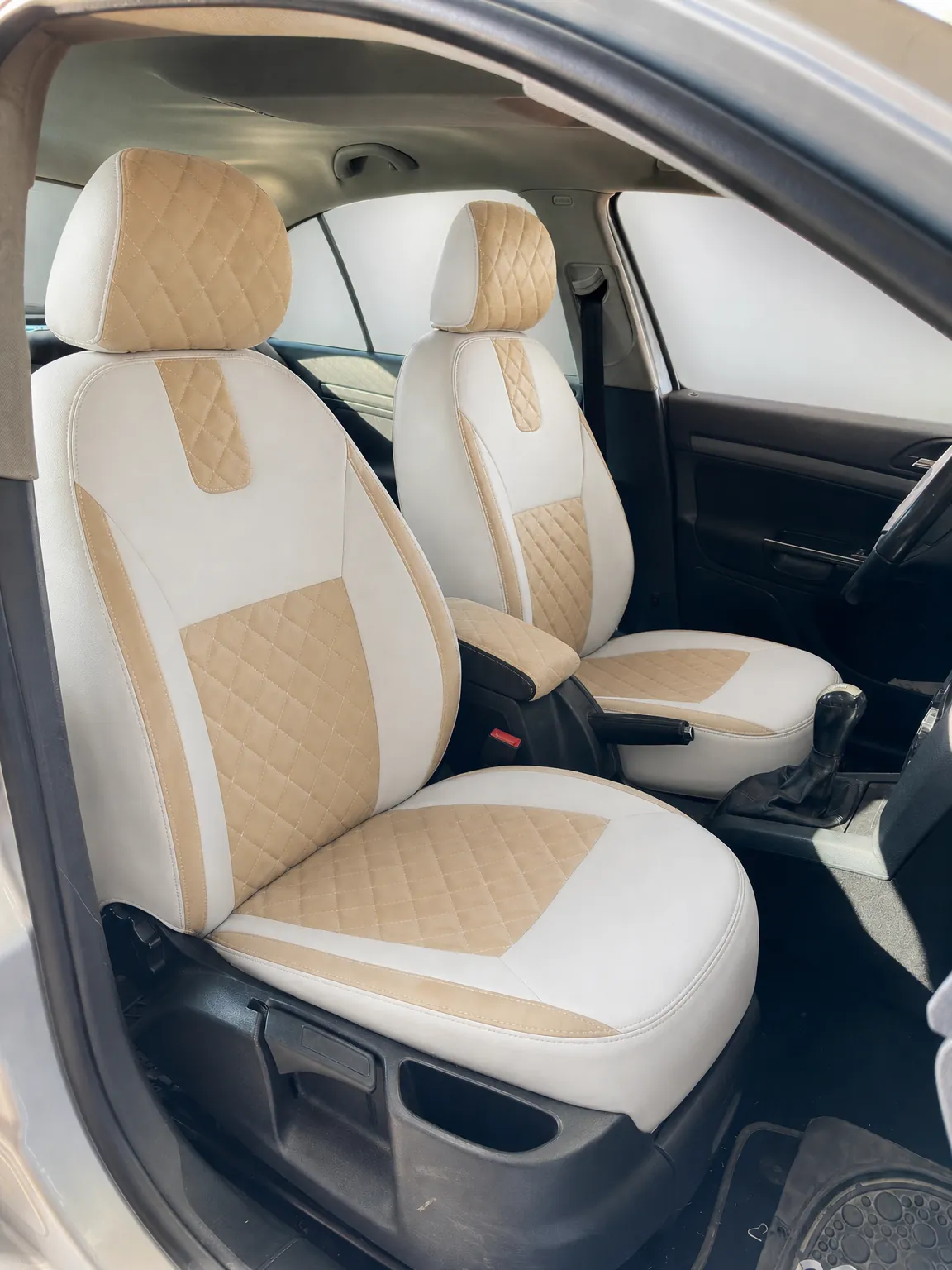 Skoda Octavia koltuk kılıfı, gri-bej kapitone kumaş, ön koltuklar (2004-2013)