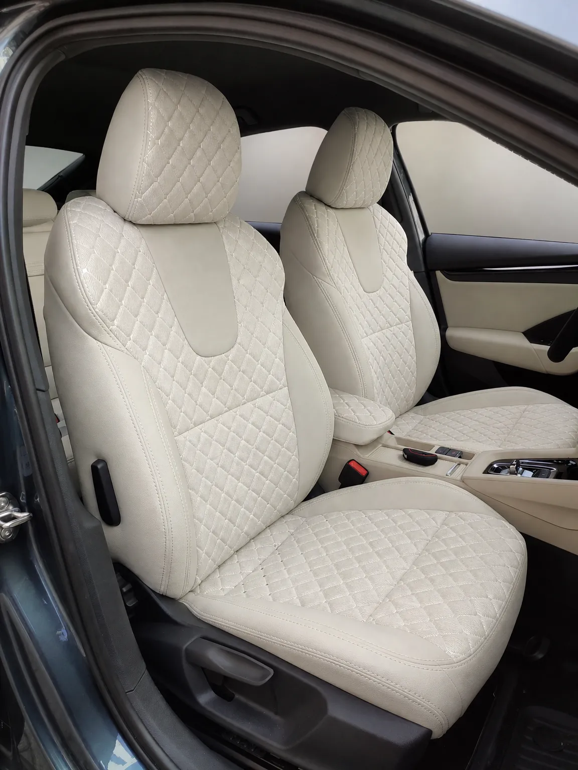 Skoda Octavia koltuk kılıfı, krem-krem kapitone kumaş, ön koltuklar (2019+)