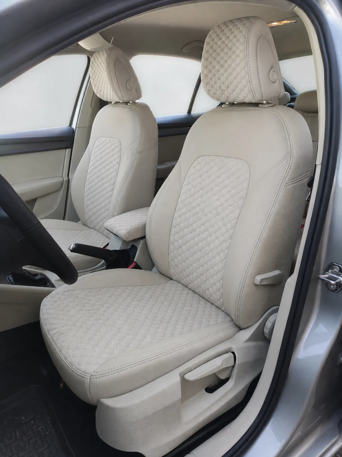 Skoda Octavia koltuk kılıfı, krem-krem kapitone kumaş, ön koltuklar (2013-2019)