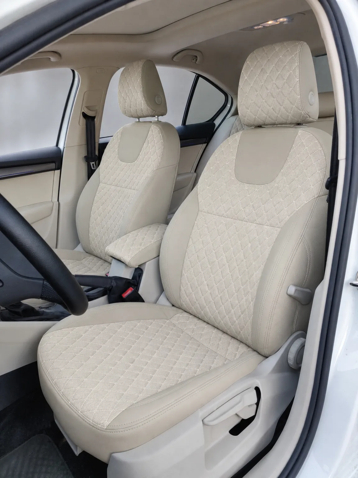 Skoda Octavia koltuk kılıfı, krem-krem kapitone kumaş, ön koltuklar (2013-2019)