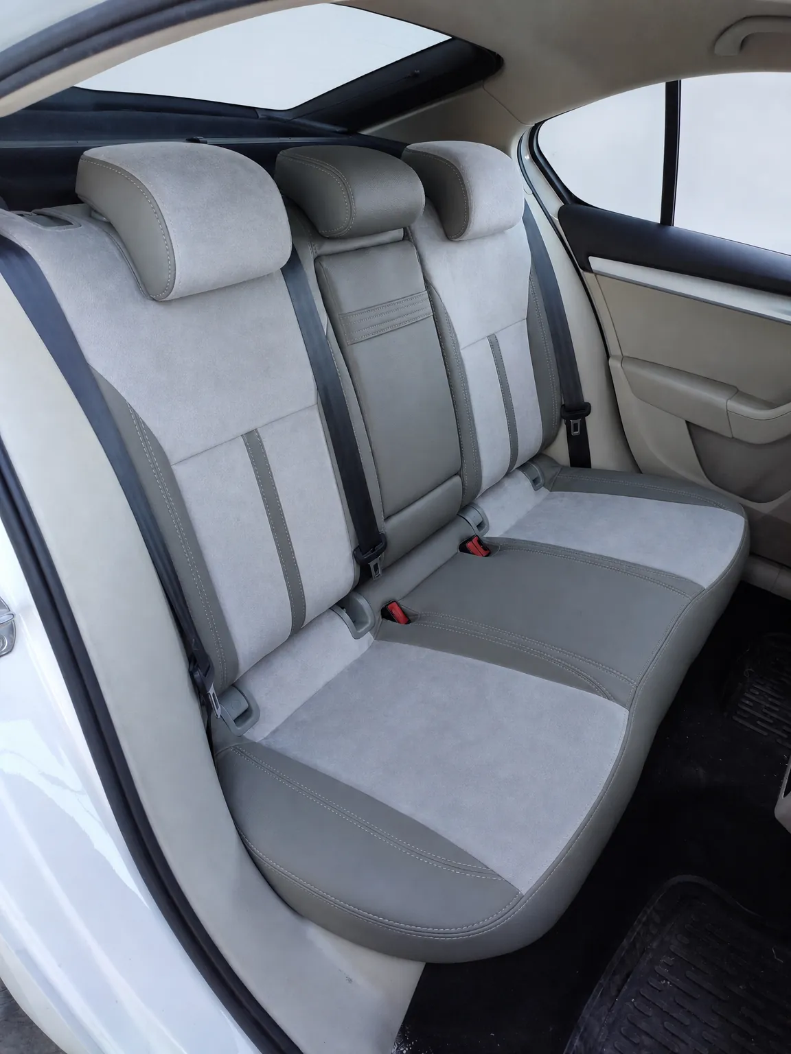Skoda Octavia koltuk kılıfı, siyah-açık gri taytüyü kumaş, arka koltuk (2013-2019)