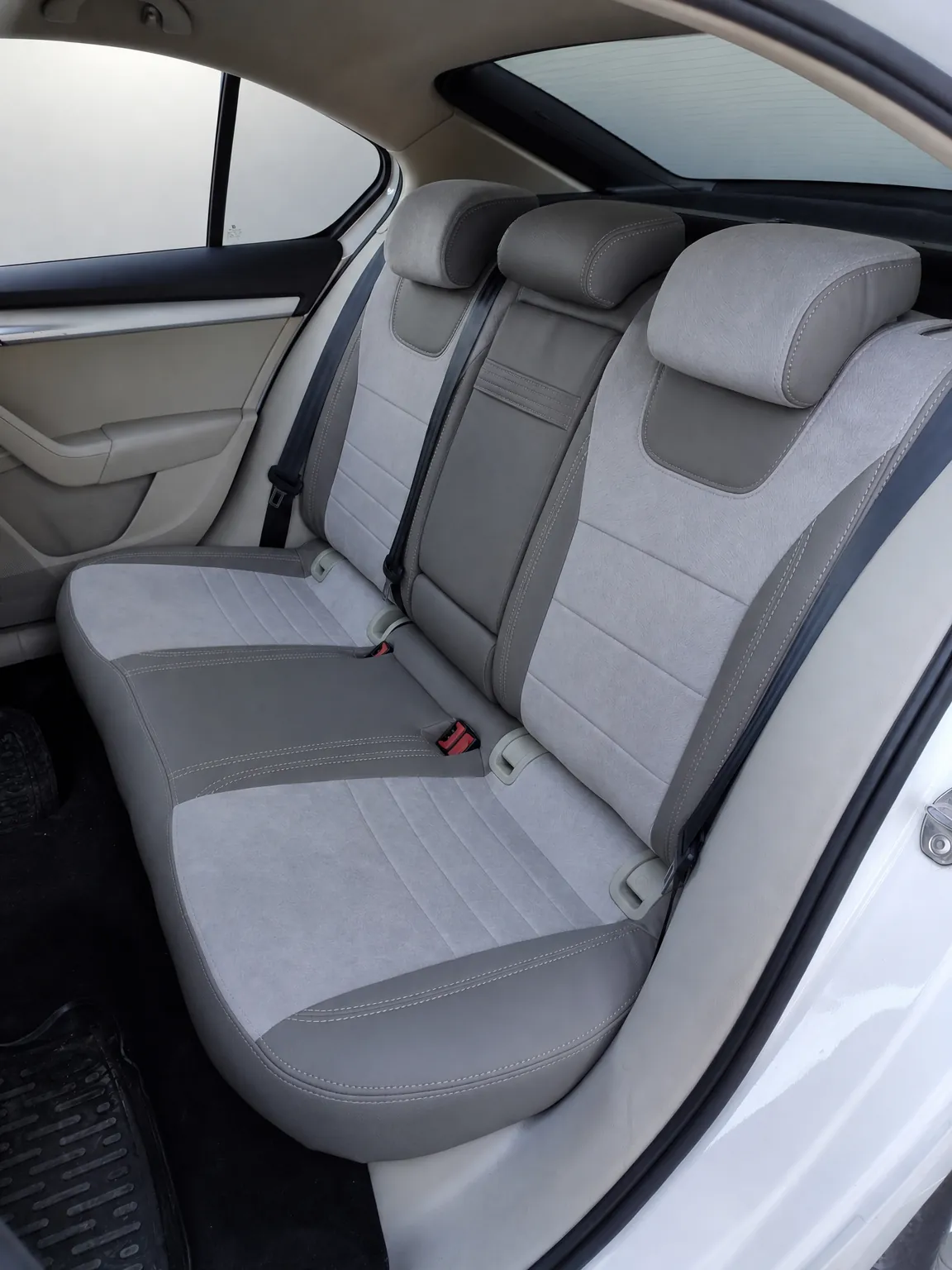 Skoda Octavia koltuk kılıfı, siyah-açık gri taytüyü kumaş, arka koltuk (2013-2019)