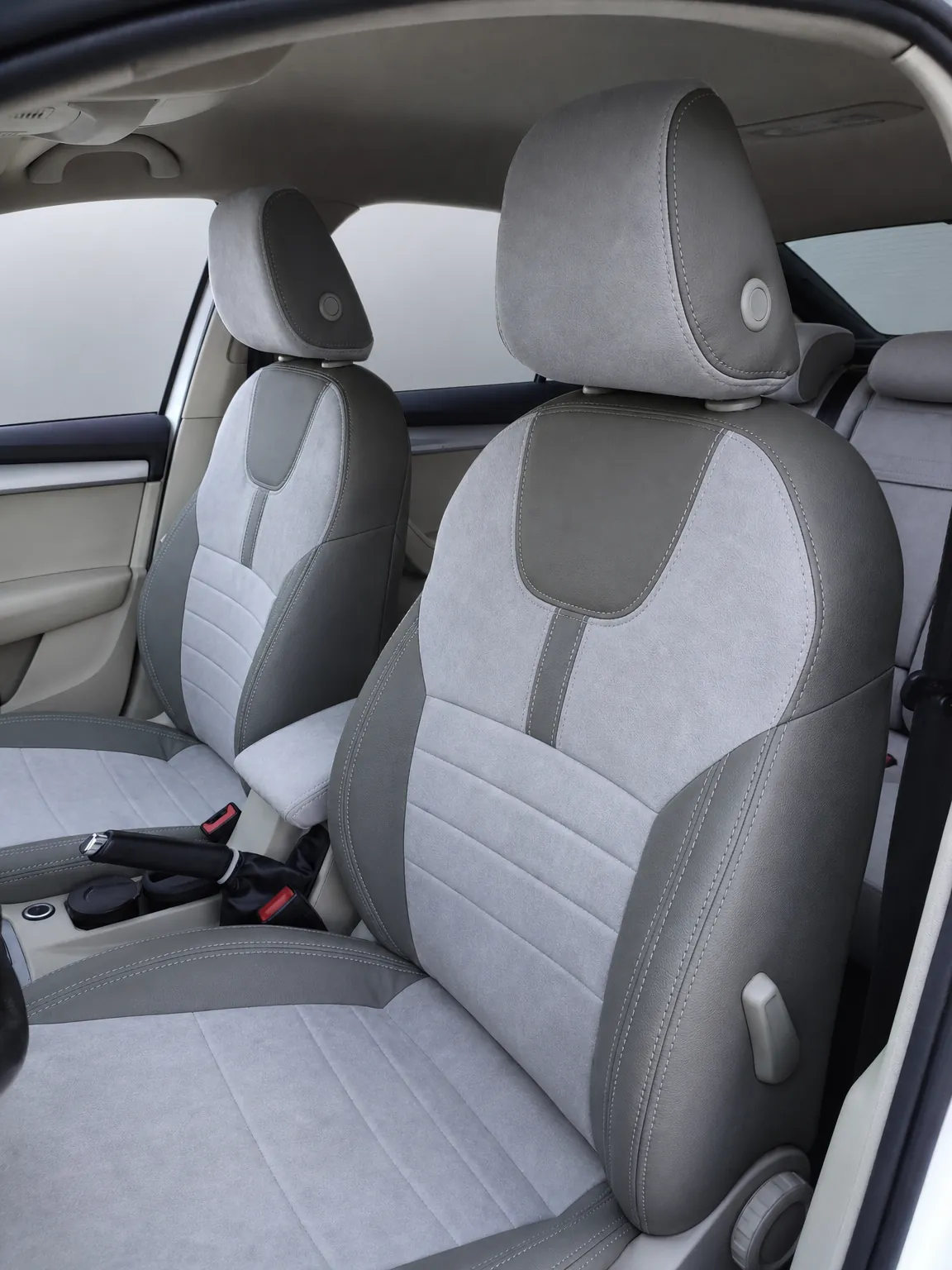 Skoda Octavia koltuk kılıfı, siyah-açık gri taytüyü kumaş, ön koltuklar (2013-2019)