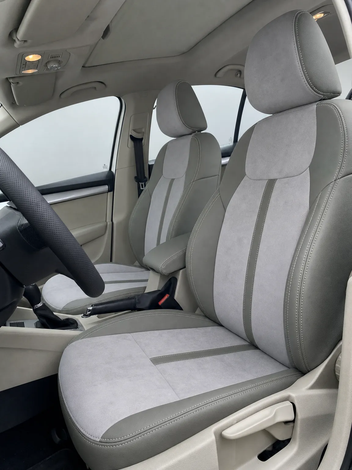 Skoda Octavia koltuk kılıfı, siyah-açık gri taytüyü kumaş, ön koltuklar (2013-2019)