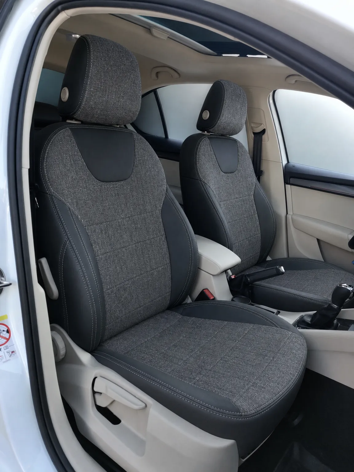 Skoda Octavia koltuk kılıfı, siyah-gri kumaş, ön koltuklar (2013-2019)