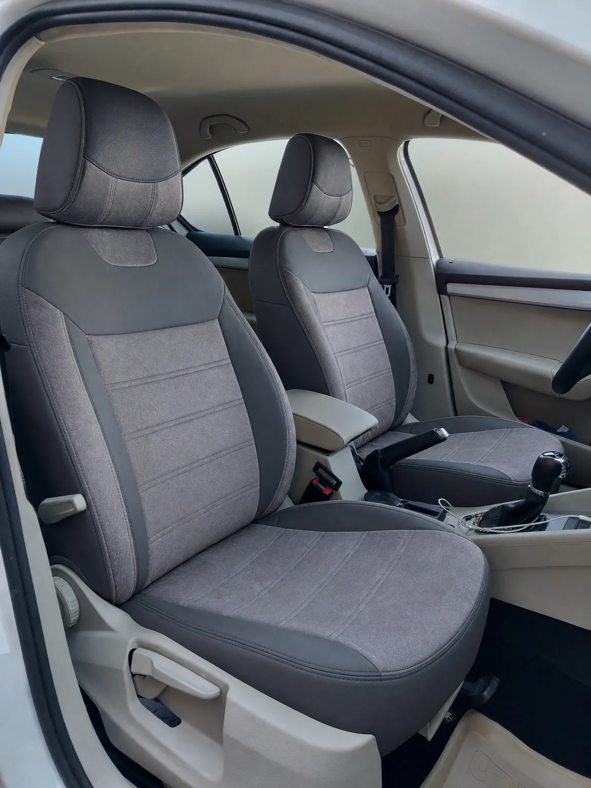 Skoda Octavia koltuk kılıfı, siyah-gri taytüyü kumaş, ön koltuklar (2013-2019)