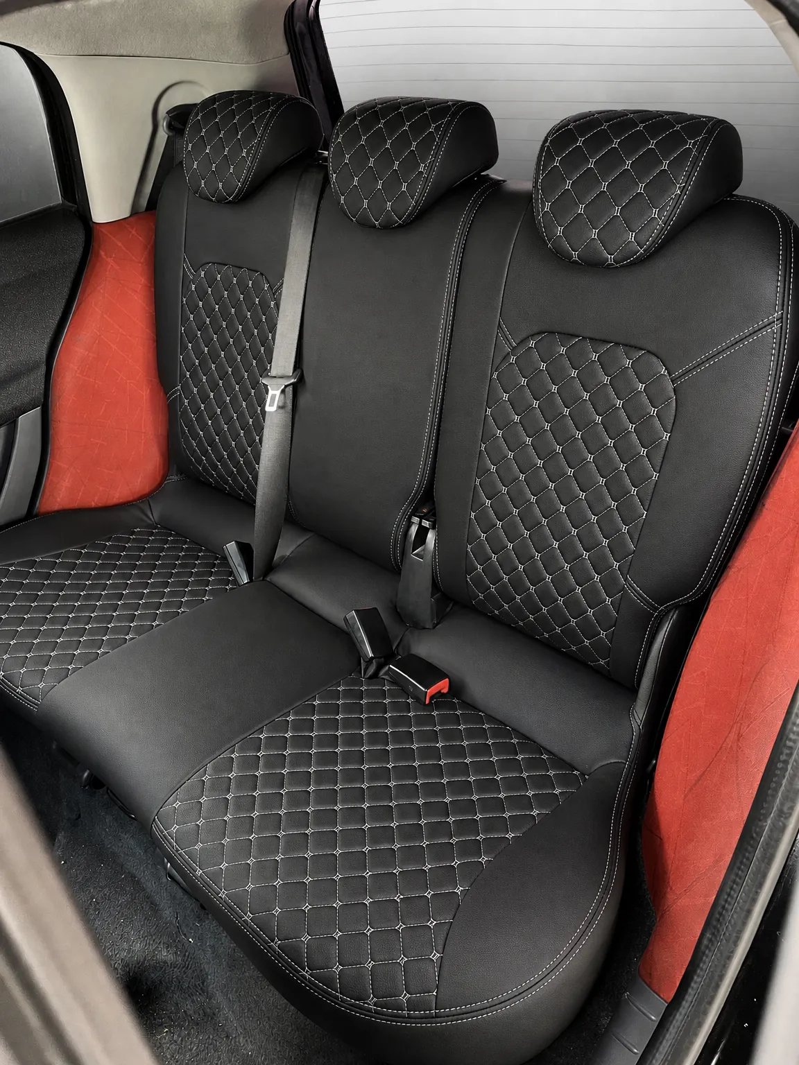 Smart Forfour koltuk kılıfı, siyah-siyah kapitone, beyaz ip kumaş, arka koltuk