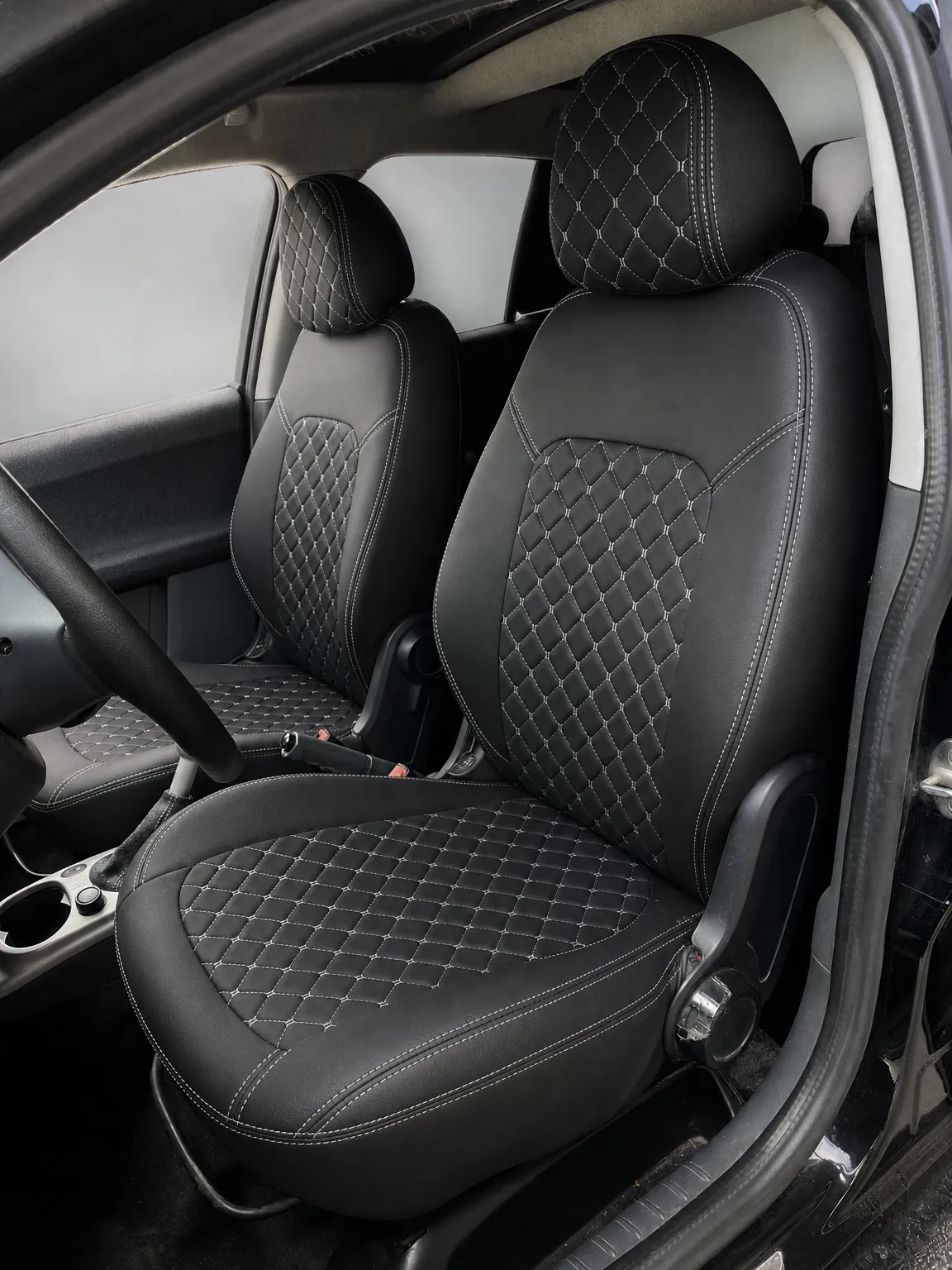 Smart Forfour koltuk kılıfı, siyah-siyah kapitone, beyaz ip kumaş, ön koltuklar