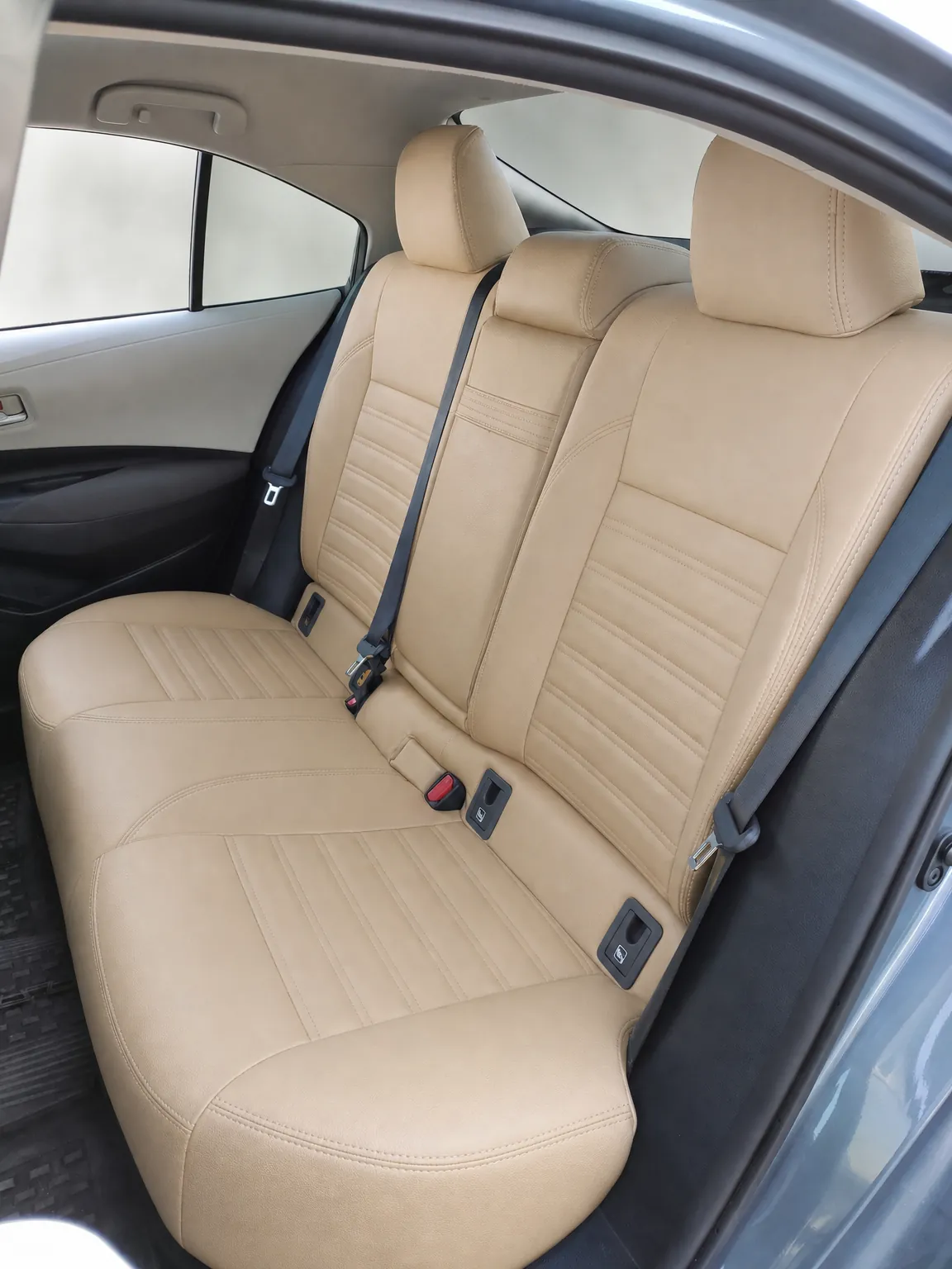 Toyota Corolla koltuk kılıfı, bej-bej Maldive deri kumaş, arka koltuk (2018+)