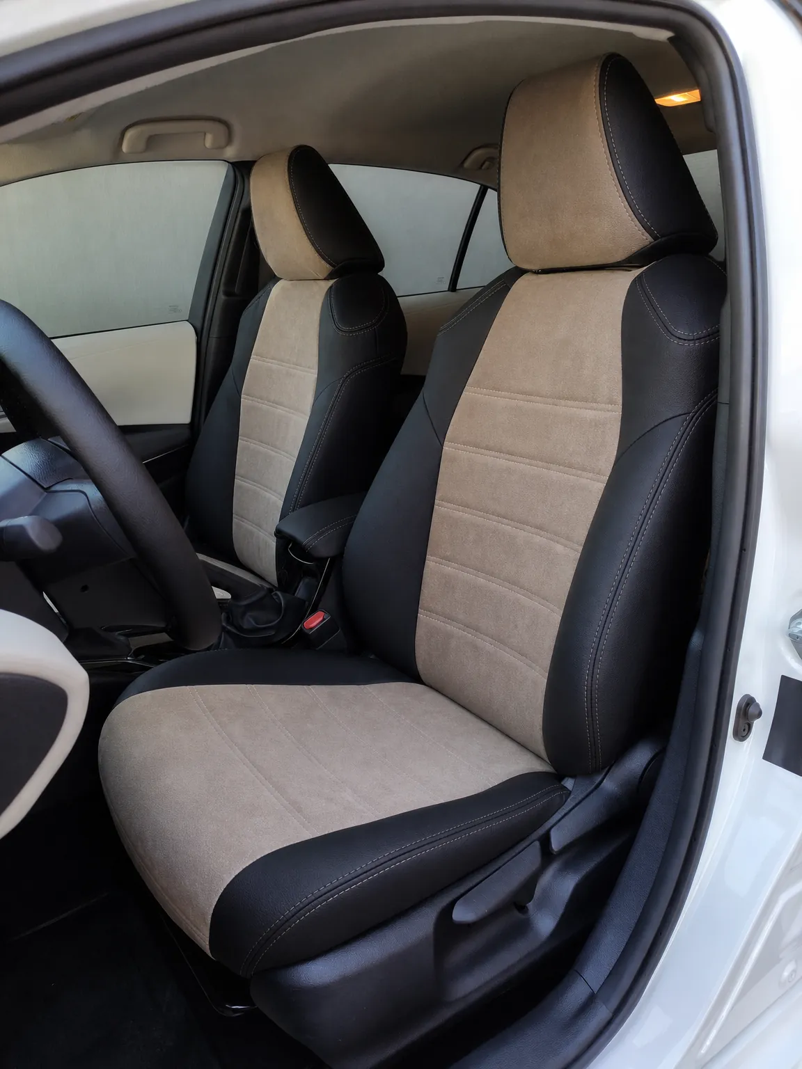 Toyota Corolla koltuk kılıfı, siyah-bej taytüyü kumaş, ön koltuklar (2018+)