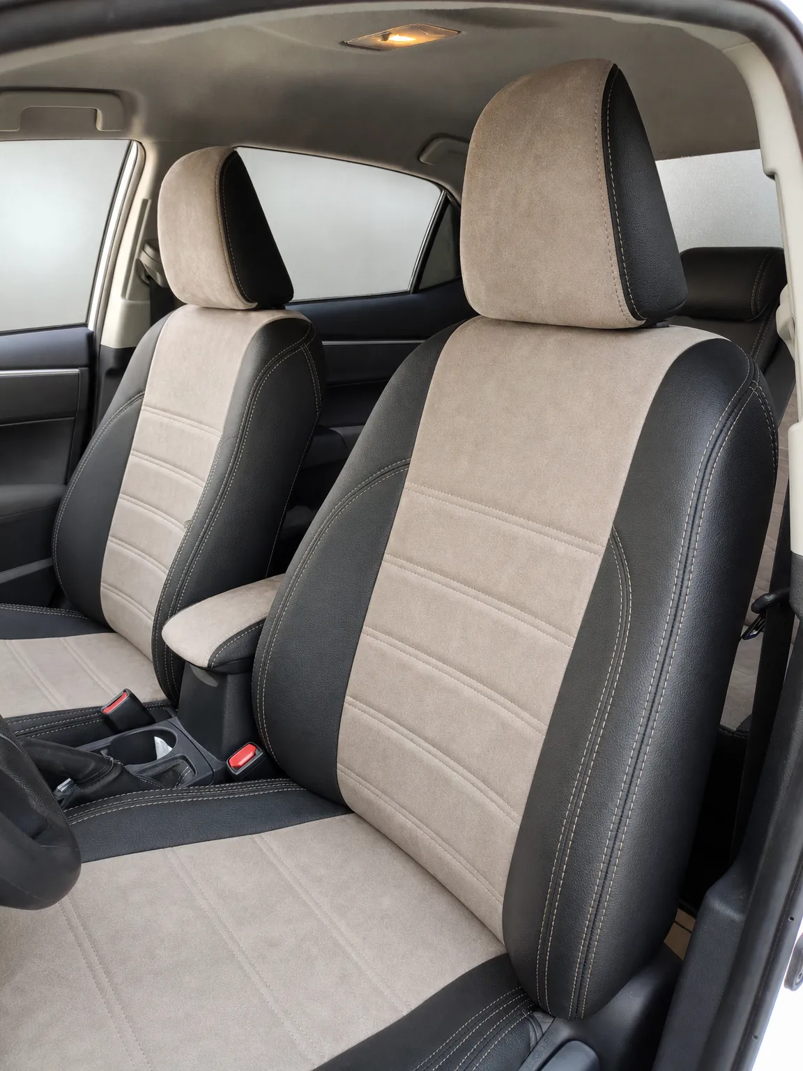 Toyota Corolla koltuk kılıfı, siyah-bej taytüyü kumaş, ön koltuklar (2013-2018)