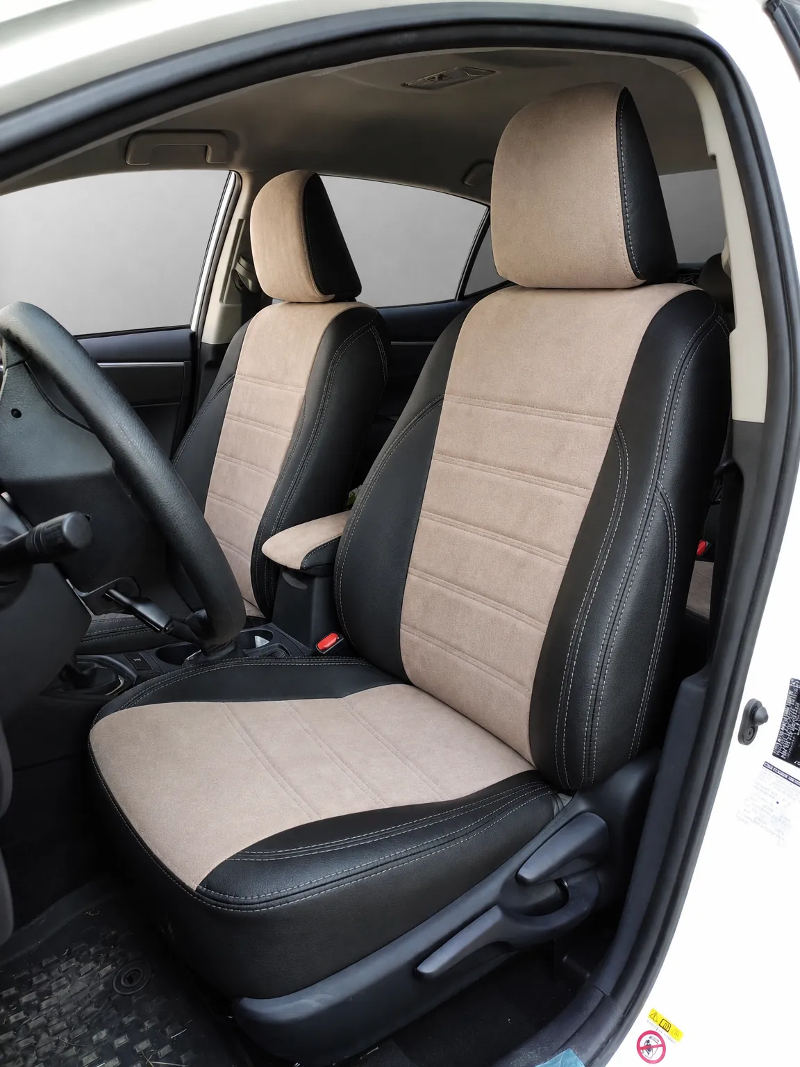 Toyota Corolla koltuk kılıfı, siyah-bej taytüyü kumaş, ön koltuklar (2013-2018)