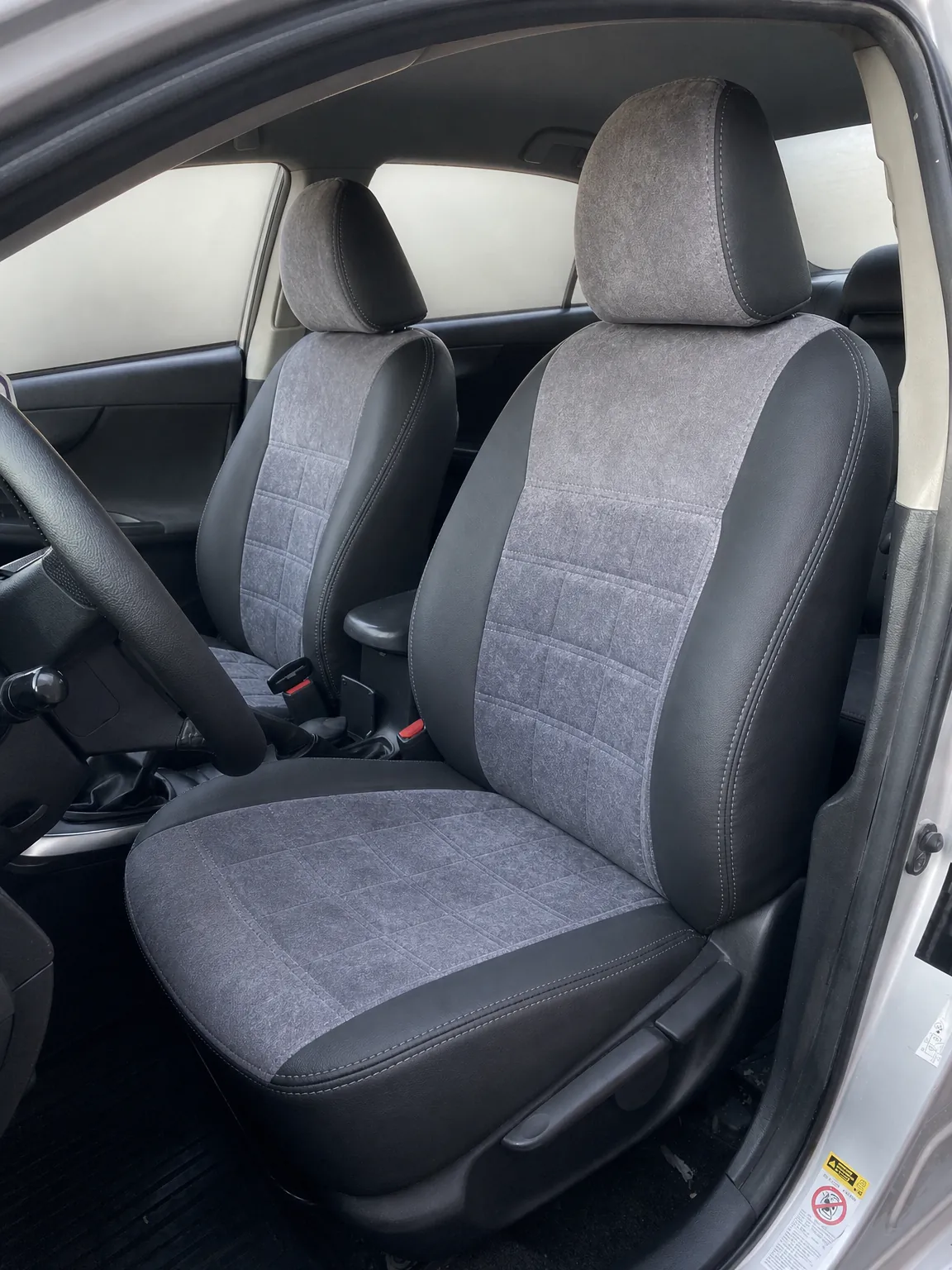 Toyota Corolla koltuk kılıfı, siyah-gri kapitone kumaş, ön koltuklar (2007-2013)