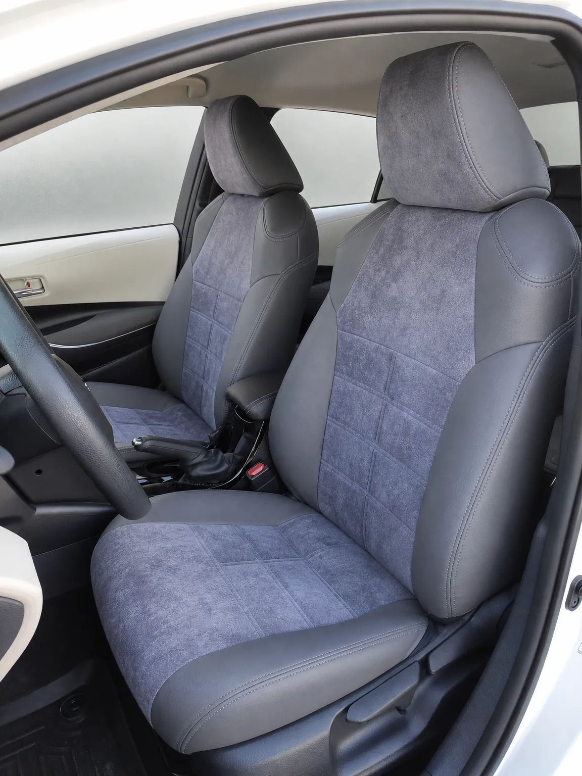 Toyota Corolla koltuk kılıfı, siyah-gri kapitone kumaş, ön koltuklar (2018+)
