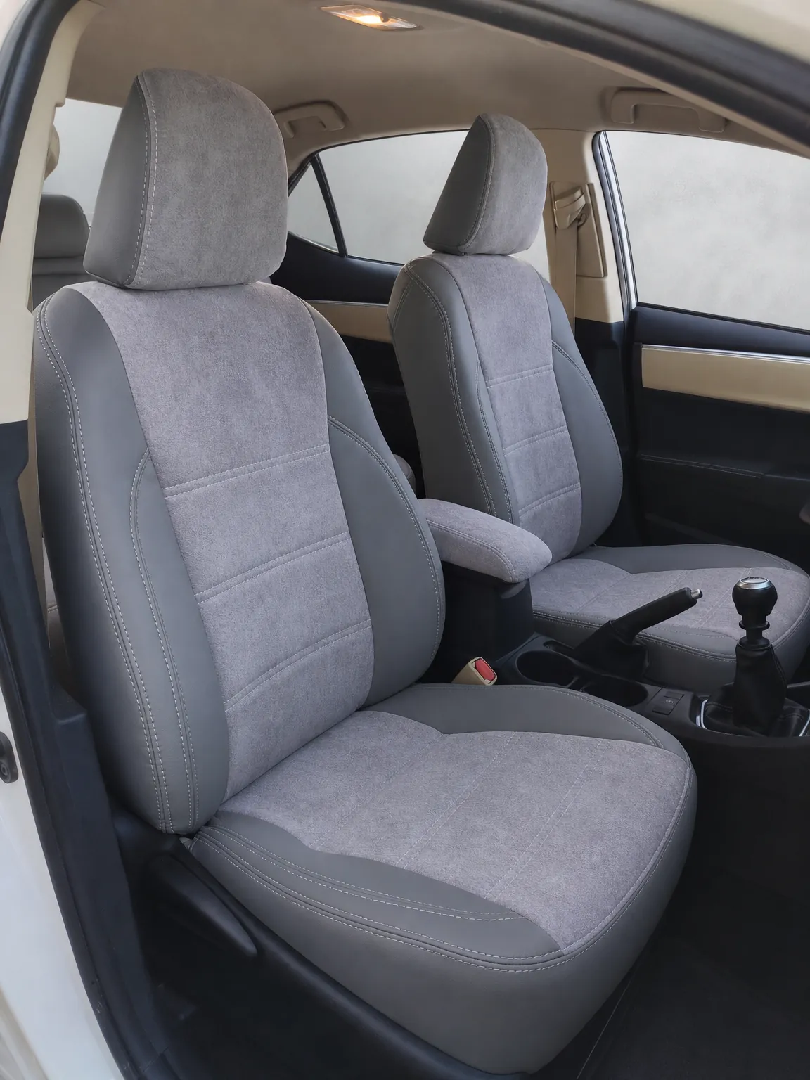 Toyota Corolla koltuk kılıfı, siyah-gri kapitone kumaş, ön koltuklar (2013-2018)