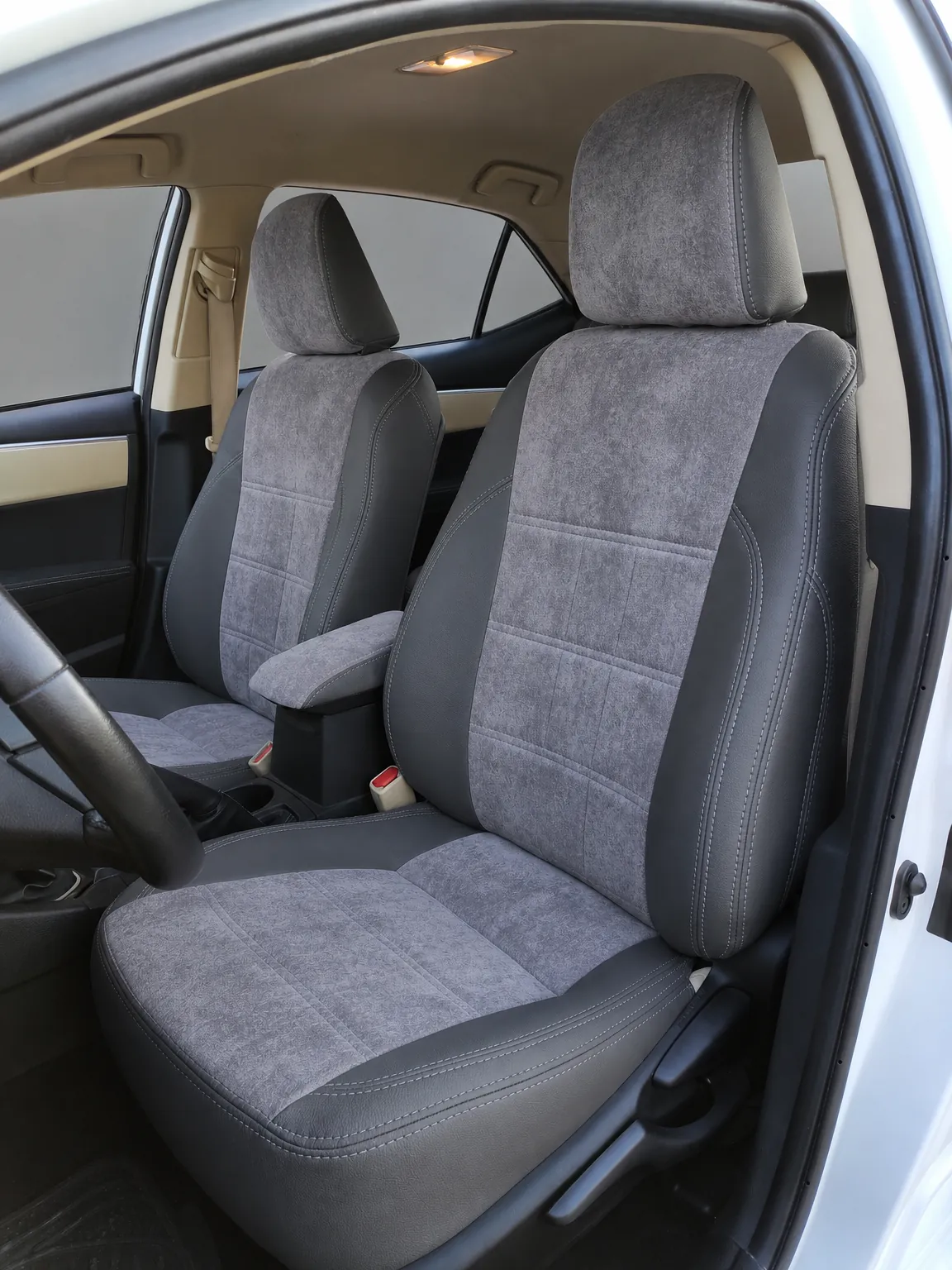 Toyota Corolla koltuk kılıfı, siyah-gri kapitone kumaş, ön koltuklar (2013-2018)