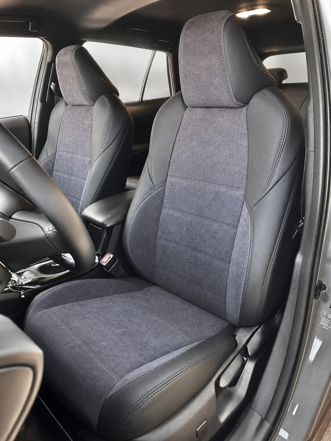 Toyota Corolla koltuk kılıfı, siyah-gri kapitone kumaş, ön koltuklar (Station Wagon 2019+)