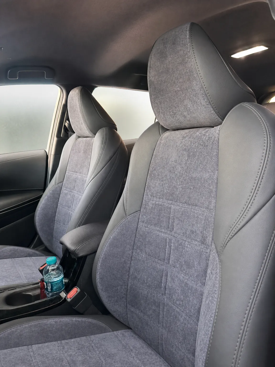 Toyota Corolla koltuk kılıfı, siyah-gri kapitone kumaş, ön koltuklar (Station Wagon 2019+)