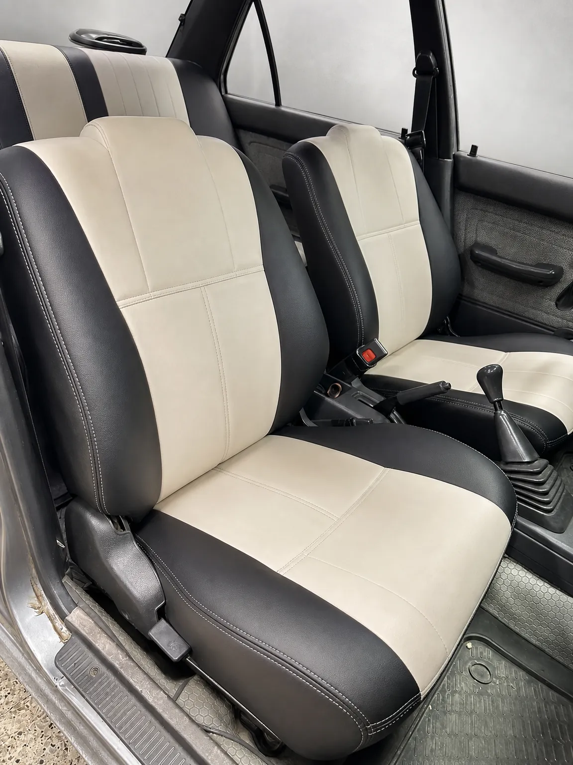 Toyota Corolla koltuk kılıfı, siyah-krem kumaş, ön koltuklar