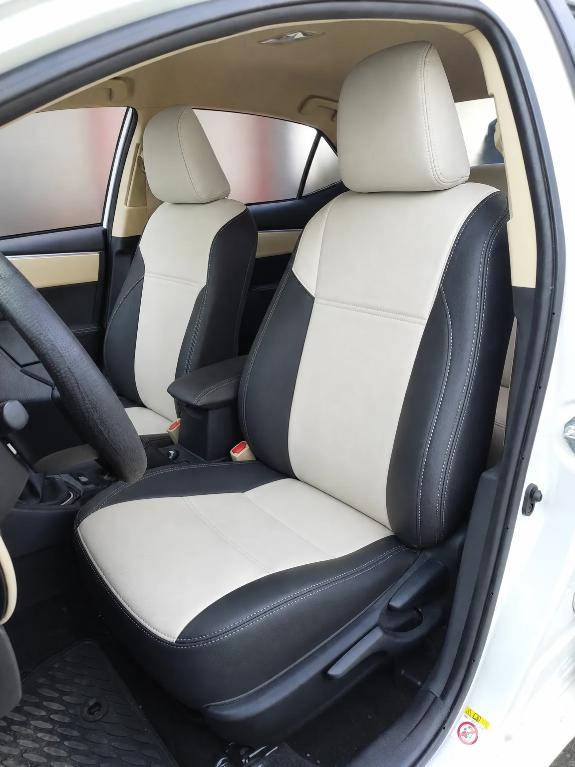 Toyota Corolla koltuk kılıfı, siyah-krem kumaş, ön koltuklar (2013-2018)