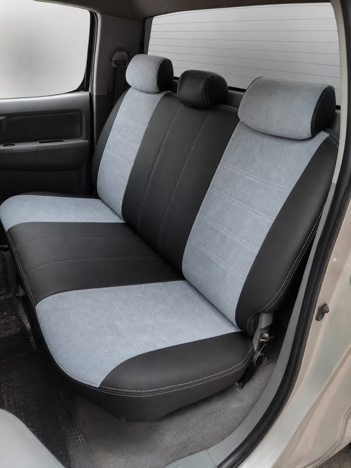 Toyota Hilux koltuk kılıfı, siyah-gri taytüyü kumaş, arka koltuk (2006-2014)