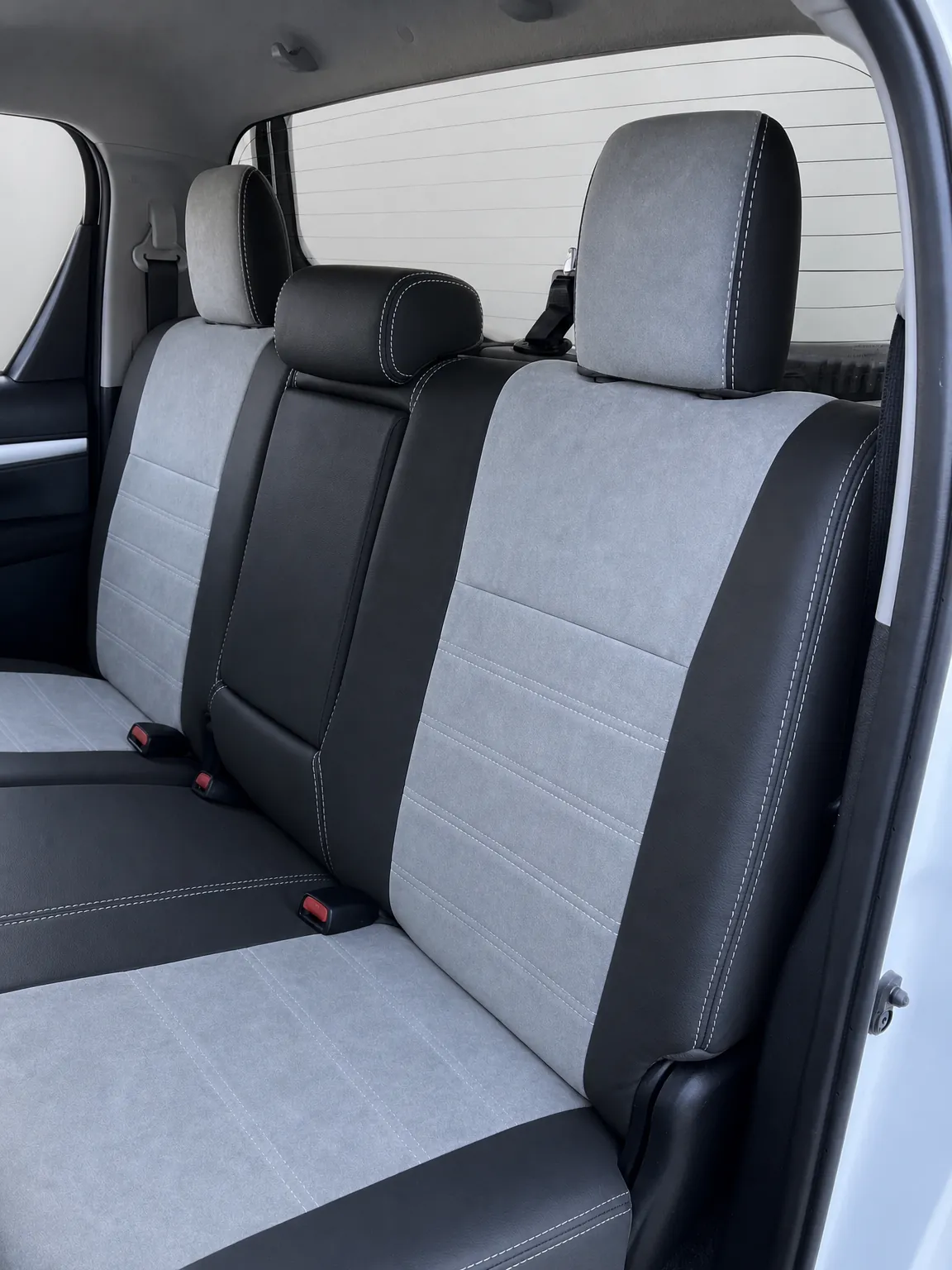 Toyota Hilux koltuk kılıfı, siyah-gri taytüyü kumaş, arka koltuk (2006-2014)