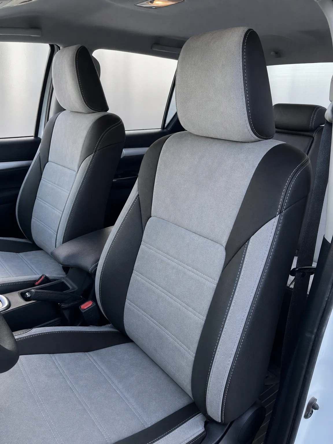 Toyota Hilux koltuk kılıfı, siyah-gri taytüyü kumaş, ön koltuklar (2006-2014)