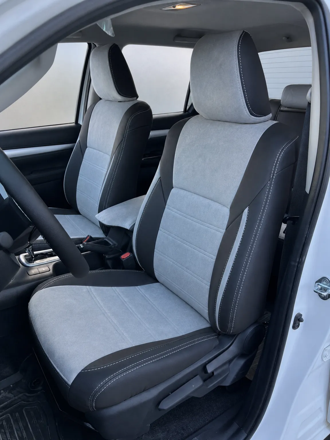 Toyota Hilux koltuk kılıfı, siyah-gri taytüyü kumaş, ön koltuklar (2006-2014)