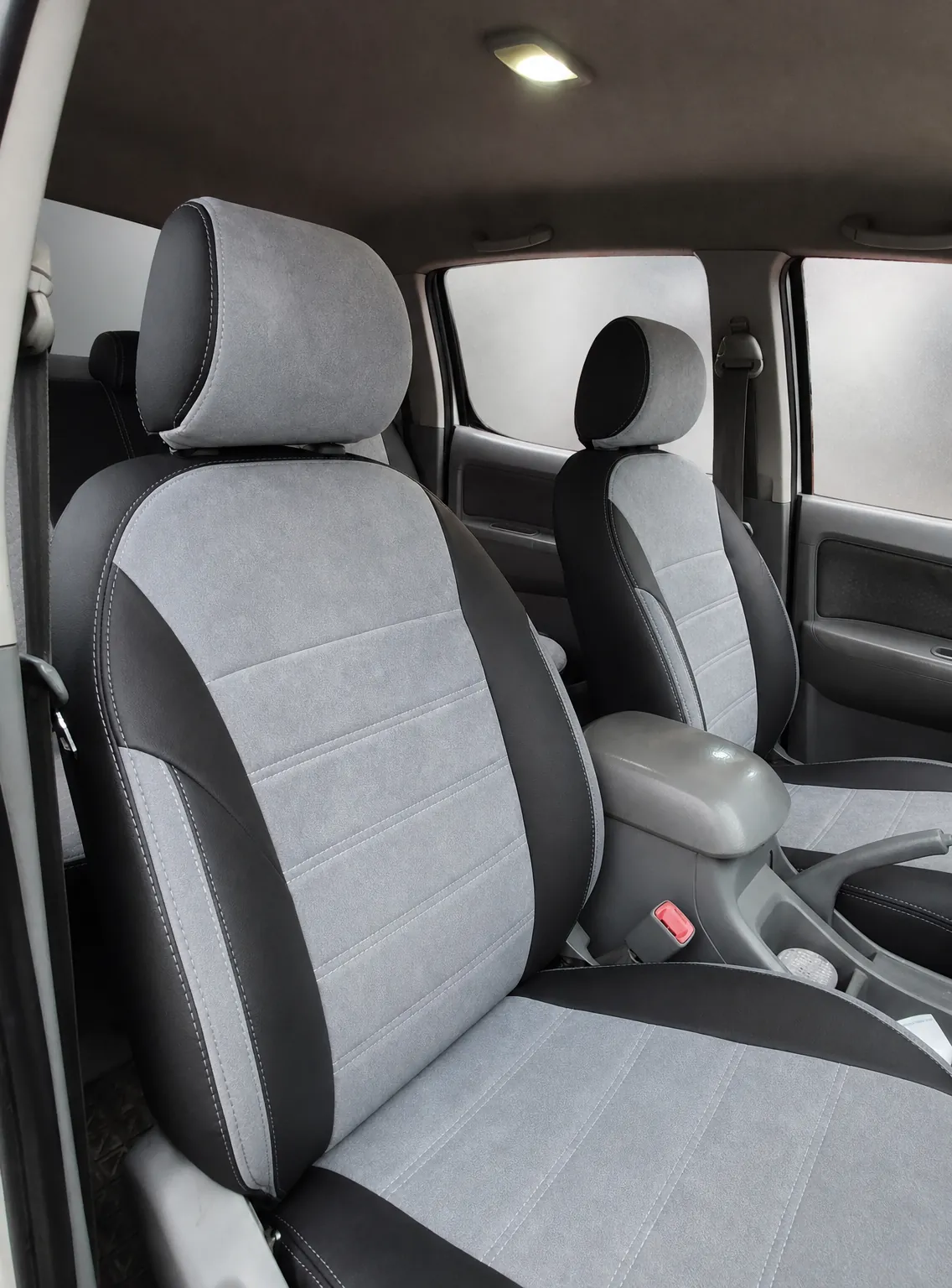 Toyota Hilux koltuk kılıfı, siyah-gri taytüyü kumaş, ön koltuklar (2006-2014)