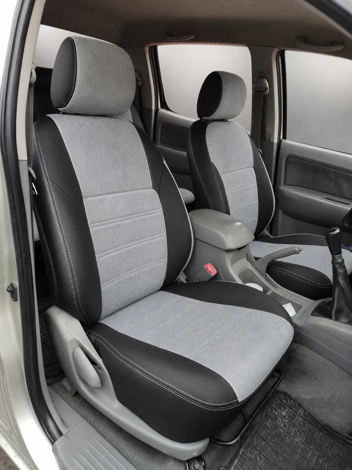 Toyota Hilux koltuk kılıfı, siyah-gri taytüyü kumaş, ön koltuklar (2006-2014)