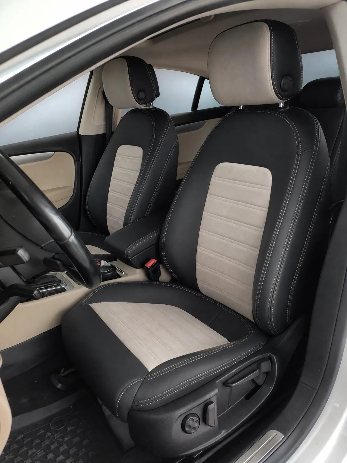 Volkswagen CC koltuk kılıfı, siyah-bej kumaş, ön koltuklar