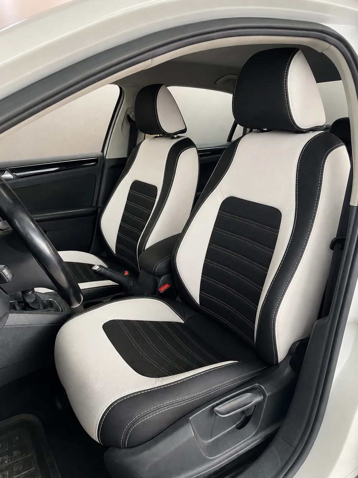 Volkswagen Jetta koltuk kılıfı, beyaz-siyah kumaş, ön koltuklar (2011+)