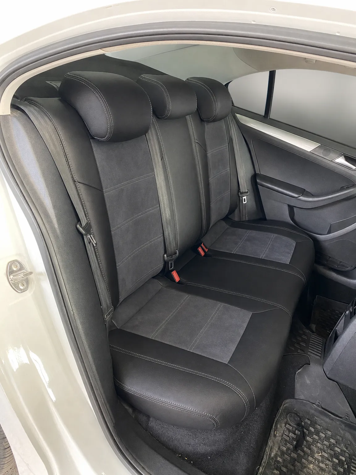 Volkswagen Jetta koltuk kılıfı, siyah-beyaz şeritli kumaş, arka koltuk (2011+)