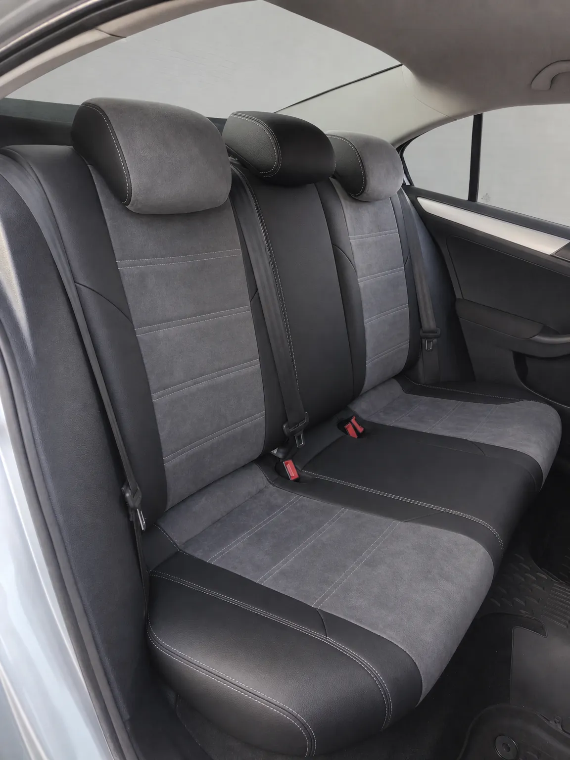 Volkswagen Jetta koltuk kılıfı, siyah-beyaz şeritli kumaş, arka koltuk (2011+)