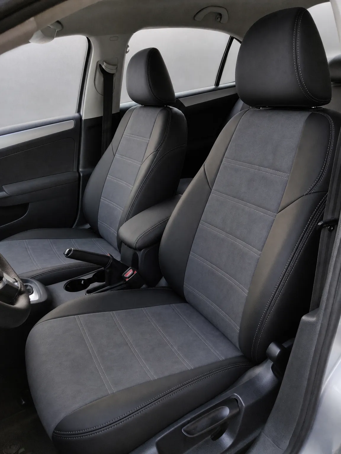 Volkswagen Jetta koltuk kılıfı, siyah-beyaz şeritli kumaş, ön koltuklar (2011+)