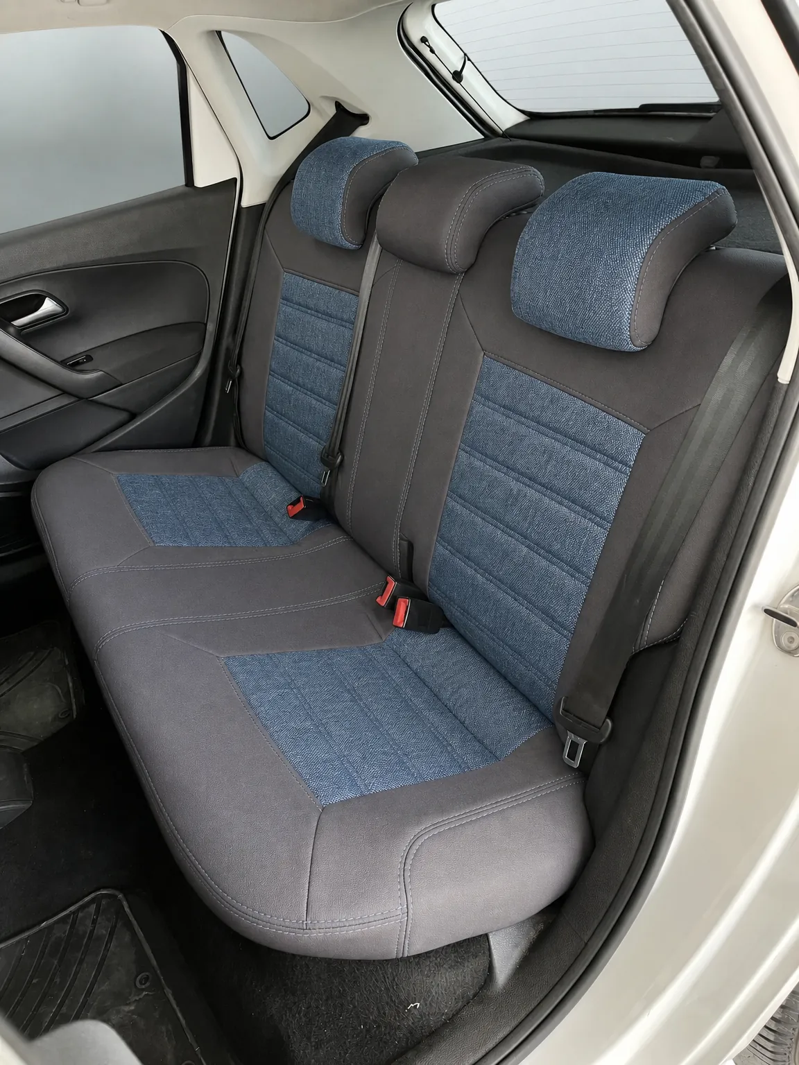 Volkswagen Polo koltuk kılıfı, siyah-gri keten kumaş, arka koltuk (Trendline 2010-2016)